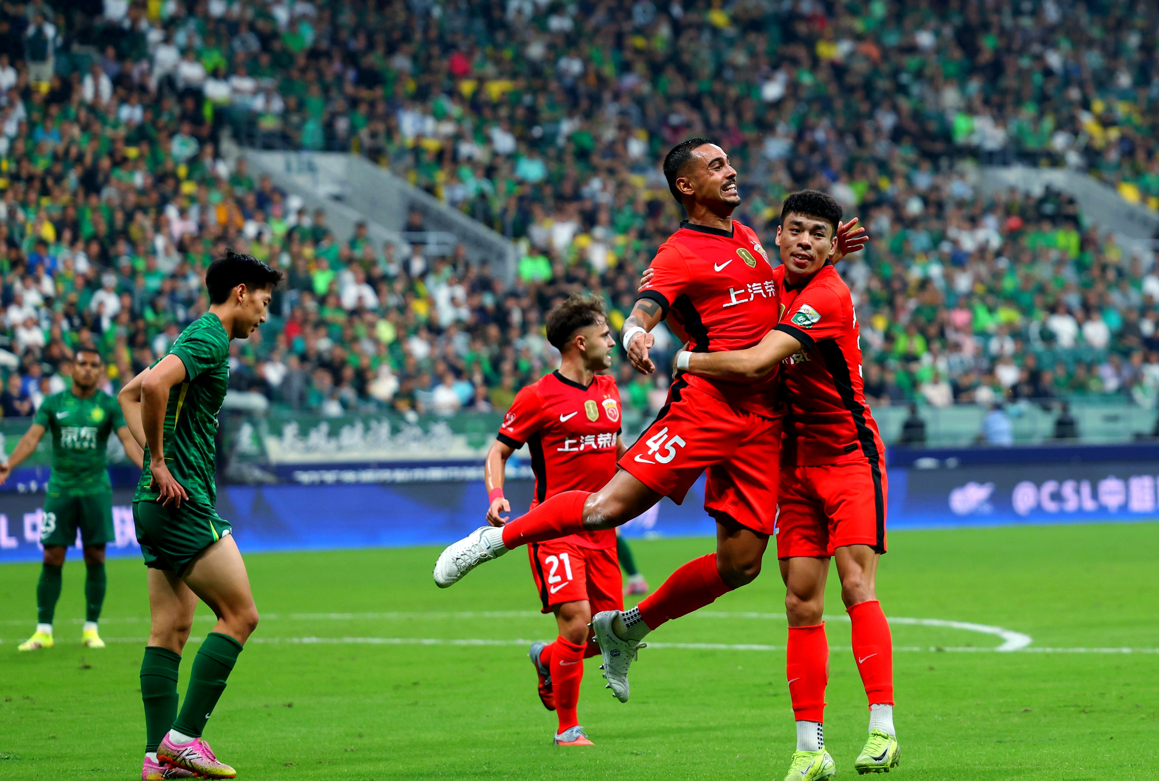 包含烽火连天：足球赛事冠军争夺战日趋激烈的词条